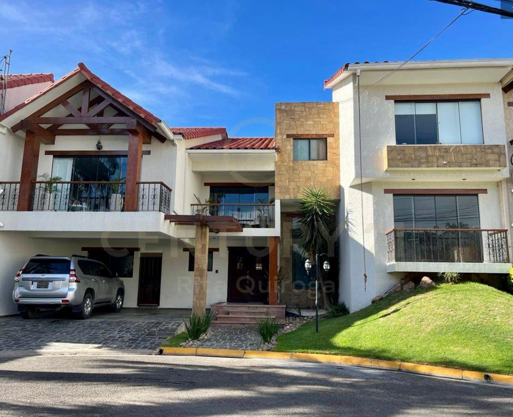 Casa Cond. Barrio Norte Hermosa Casa en Alquiler Foto 1