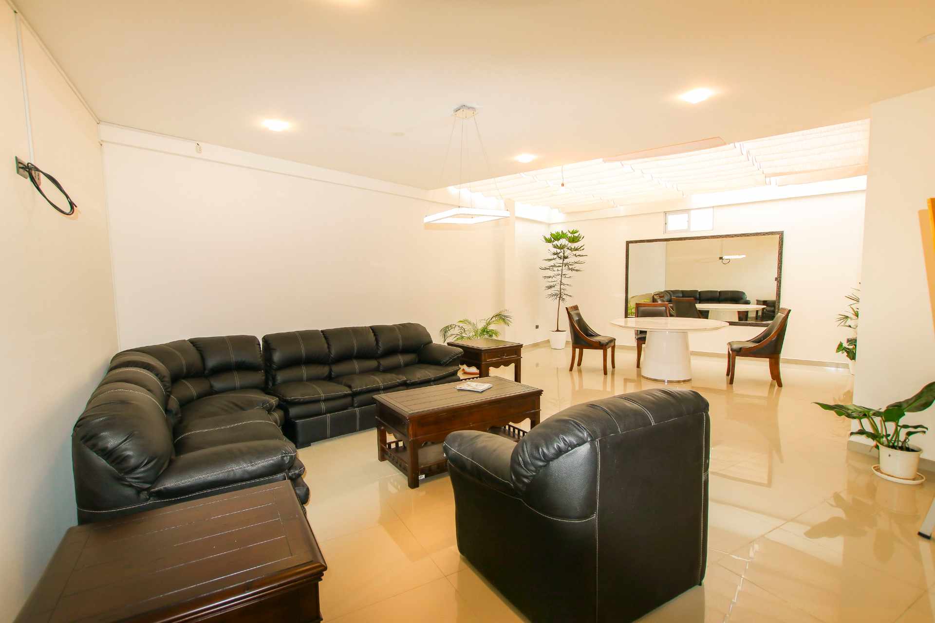 En Alquiler a $us 1,000 Foto 1