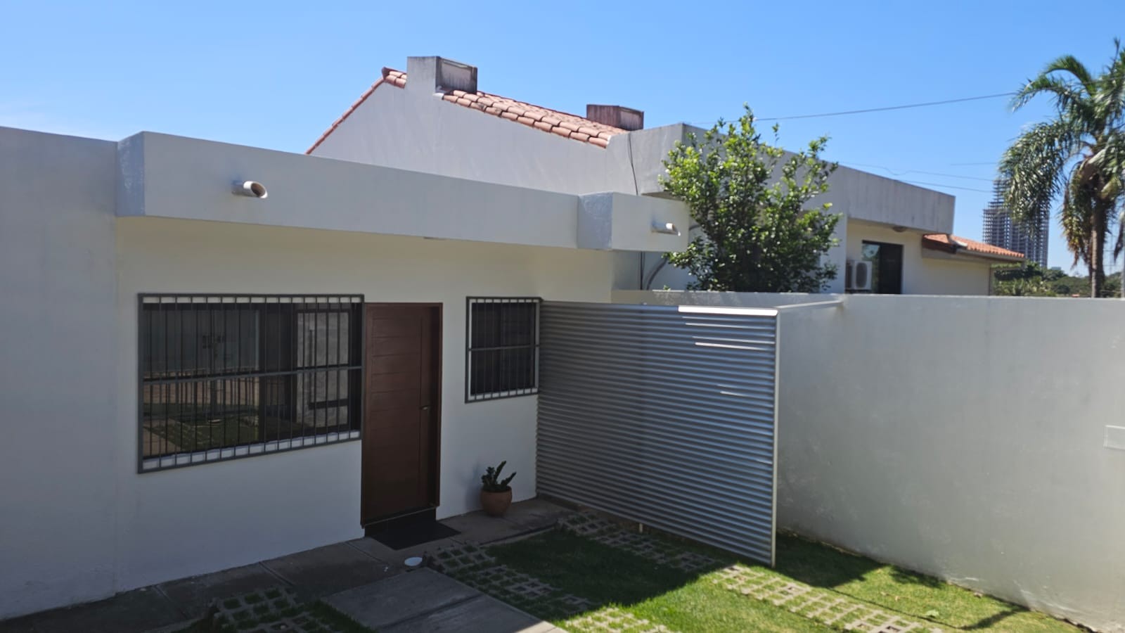 Casa En el Urubo hermosa casa de 1 planta de 2 dorm + escritorio Foto 4