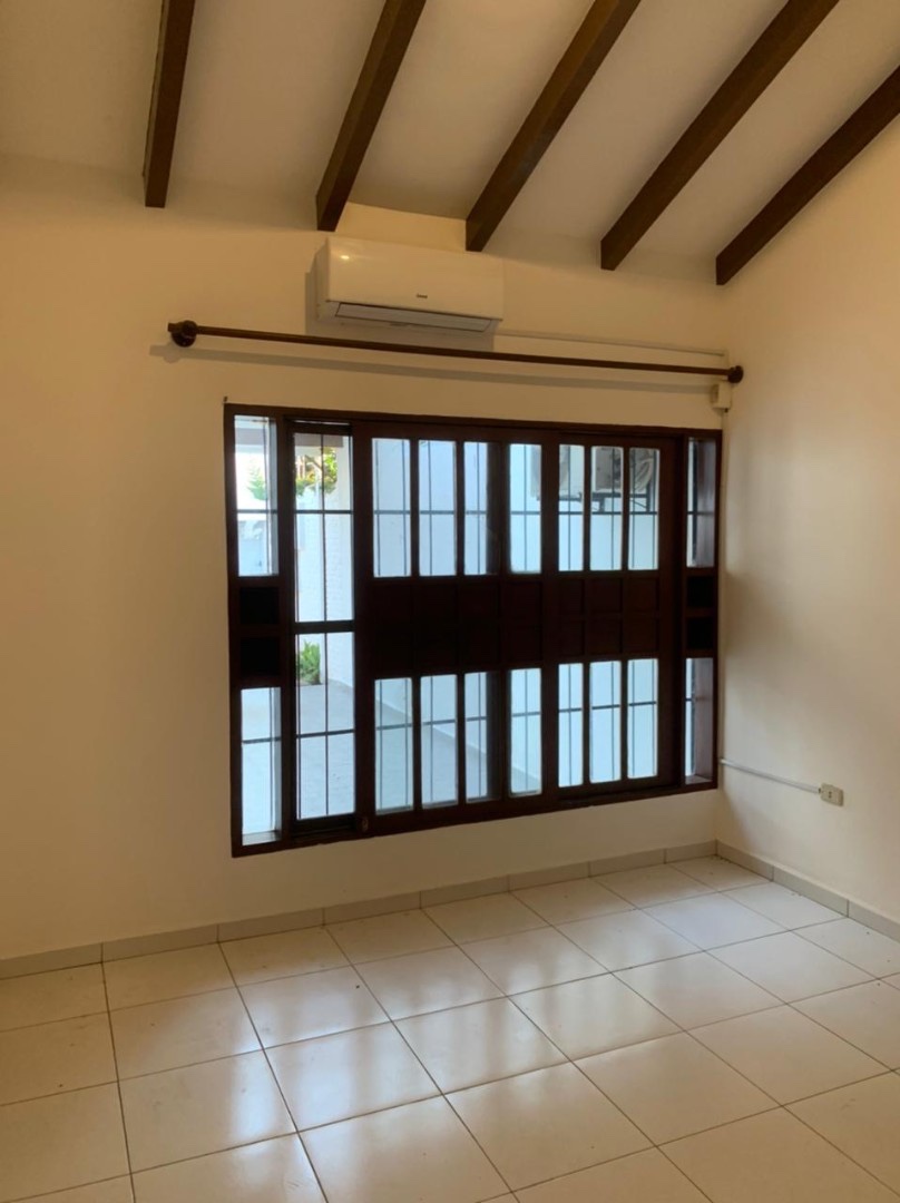 Casa en Entre 2do y 3er anillo Este en Santa Cruz de la Sierra 4 dormitorios 4 baños 3 parqueos Foto 7