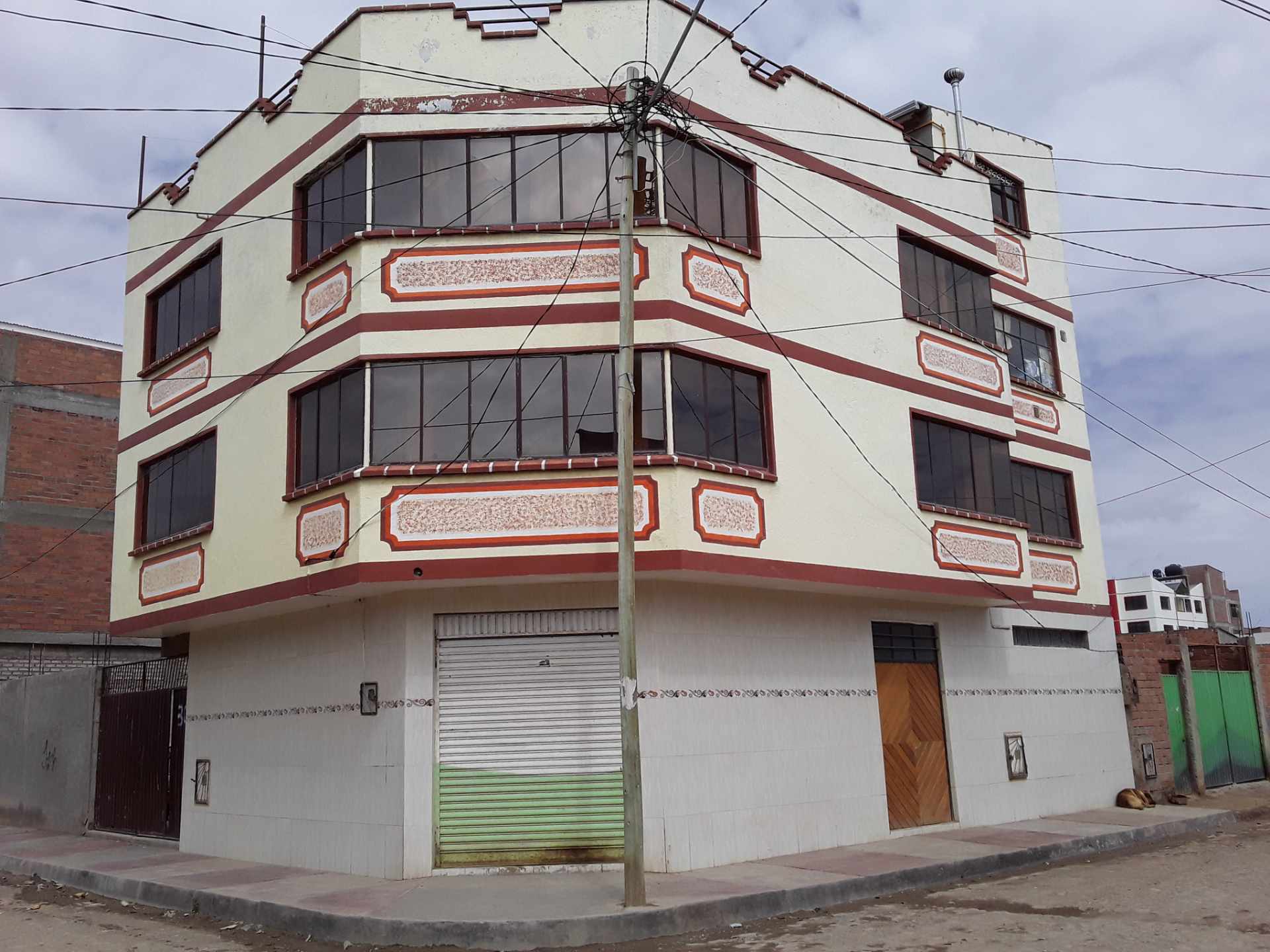 Casa en VentaSebastian Barba de Padilla y Encinas Nieto. Cerca YPFB 6 dormitorios 4 baños  Foto 3