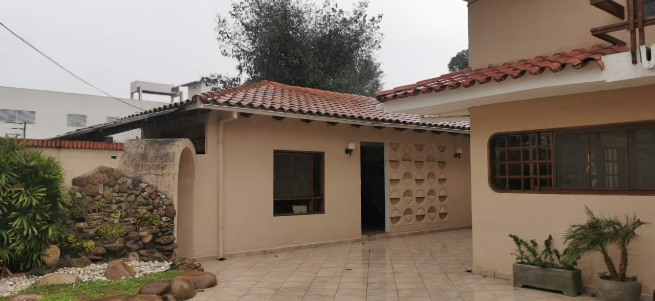 Casa en Entre 1er y 2do anillo Oeste en Santa Cruz de la Sierra 4 dormitorios 6 baños 4 parqueos Foto 21