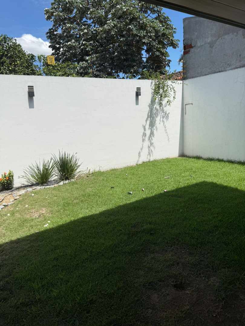 Casa en VentaZona Norte , avenida Alemana entre 7 y 8 vo anillo 4 dormitorios 4 baños 2 parqueos Foto 3