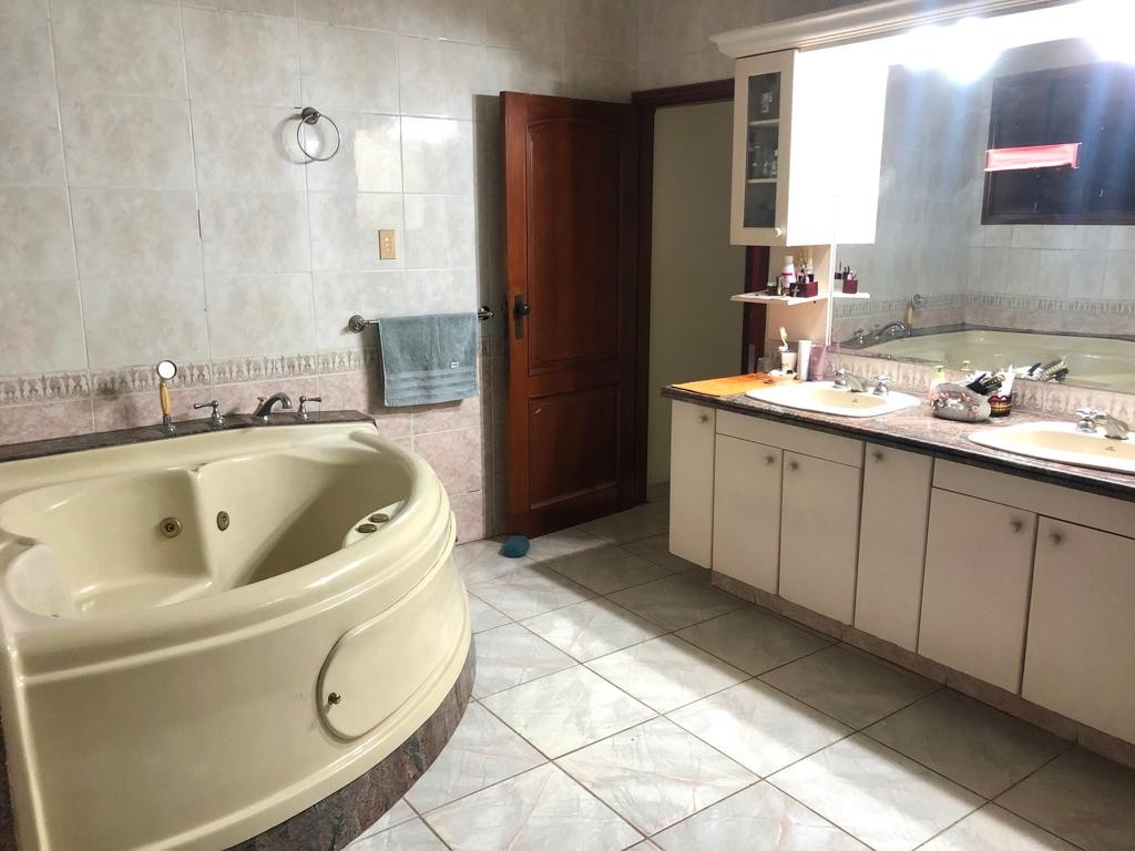 Casa Ubicación Privilegiada, De Ocasión En Venta Hermosa Casa  con Terreno de 1.105 m2 Ideal para Desarrollo Inmobiliario-Comercial o Vivienda - 3er Anillo y Radial 26 Foto 12