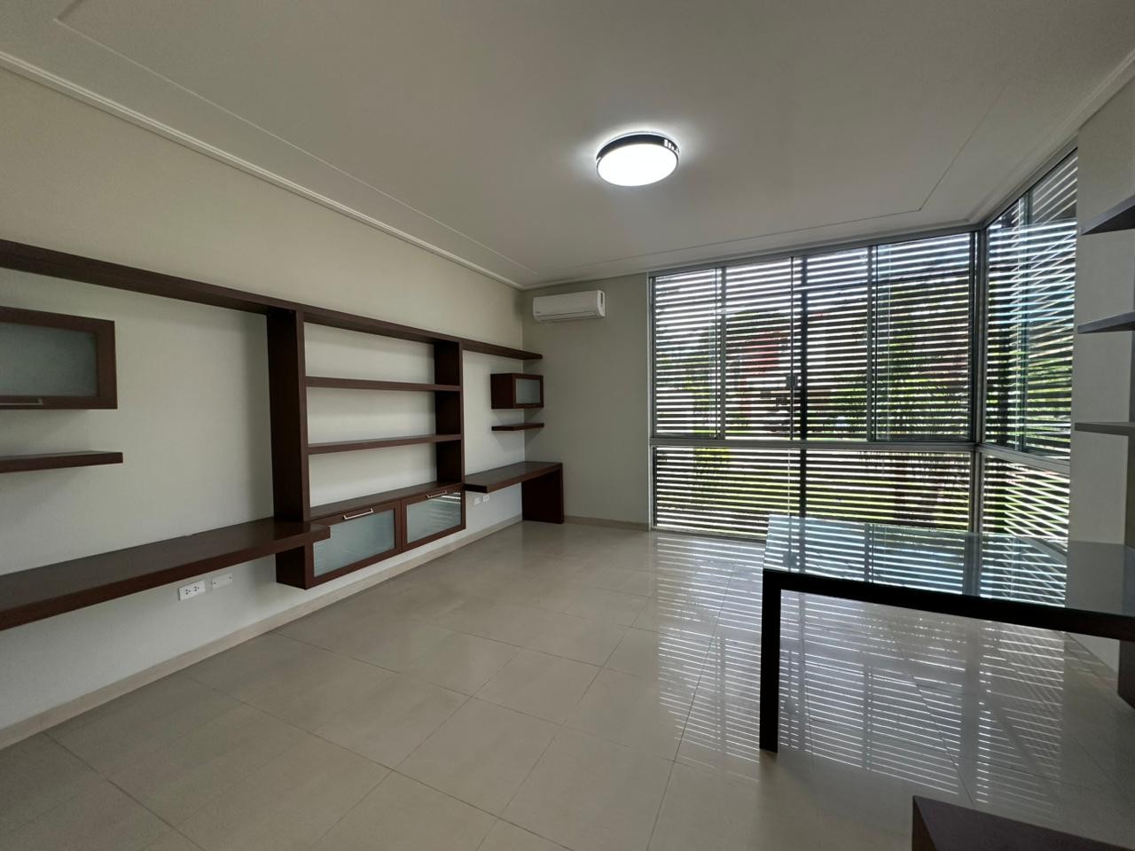 Casa en Entre 4to y 5to anillo Norte en Santa Cruz de la Sierra 5 dormitorios 6 baños 2 parqueos Foto 4