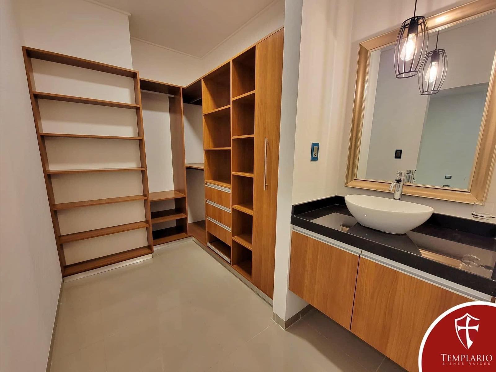 Casa en Entre 5to y 6to anillo Sur en Santa Cruz de la Sierra 3 dormitorios 4 baños 2 parqueos Foto 6