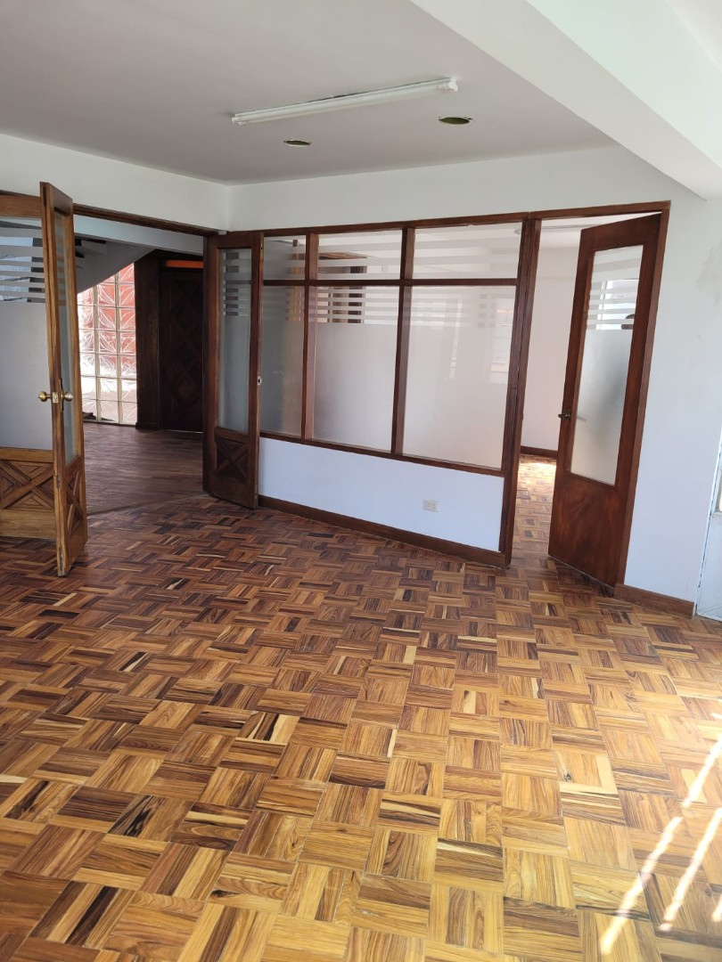 Casa en AlquilerSOPOCACHI -  CASA EN ALQUILER O VENTA -  PARA OFICINAS - 3 PLANTAS  21 dormitorios 5 baños 5 parqueos Foto 4