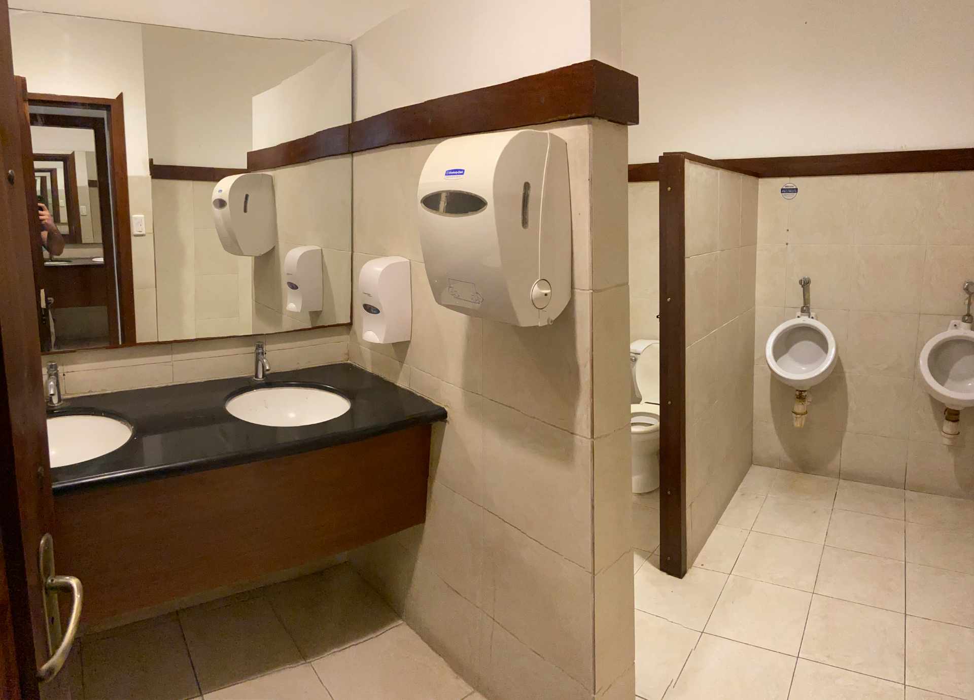 Local comercial en Entre 1er y 2do anillo Norte en Santa Cruz de la Sierra  3 baños  Foto 3