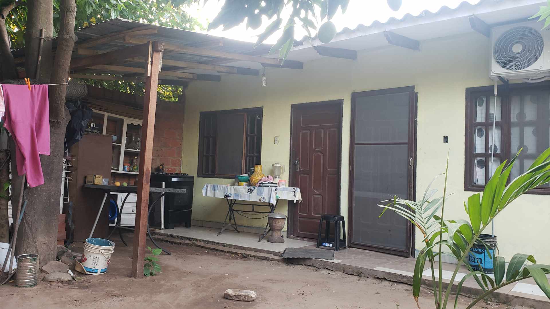 Casa en VentaBarrio los claveles a una cuandra del 9no anillo a dos cuadra de la parada de linea 92,63 es la sede al frente del barrio dorado, en la esquina de la av principal hay un gimnasio. casa amplia en ocasión. Foto 15