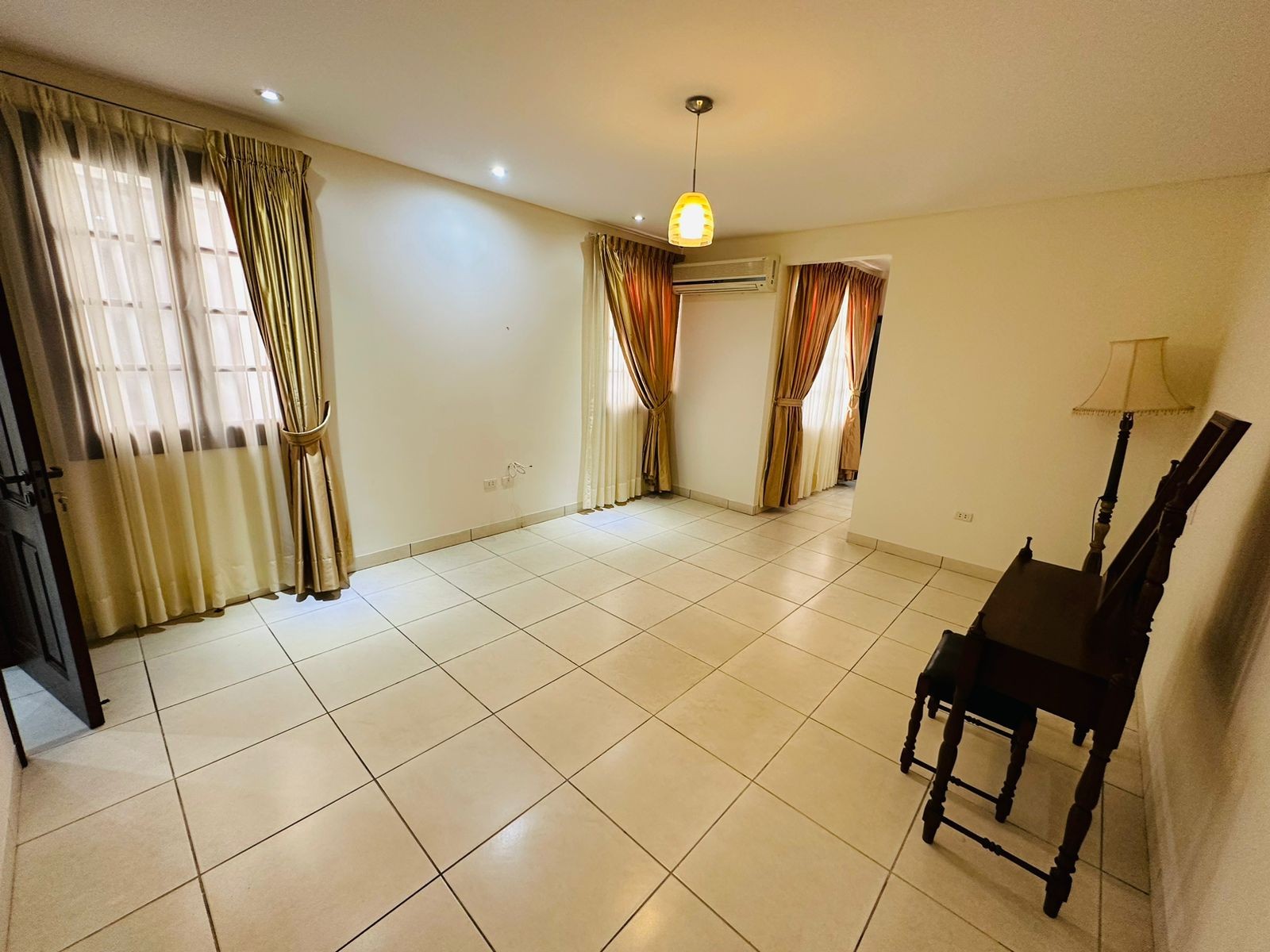 En Alquiler a $us 2,700 Foto 14