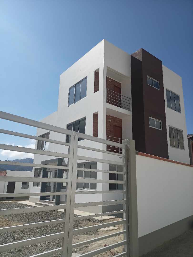 Casa en Mallasilla en La Paz 4 dormitorios 4 baños 2 parqueos Foto 1