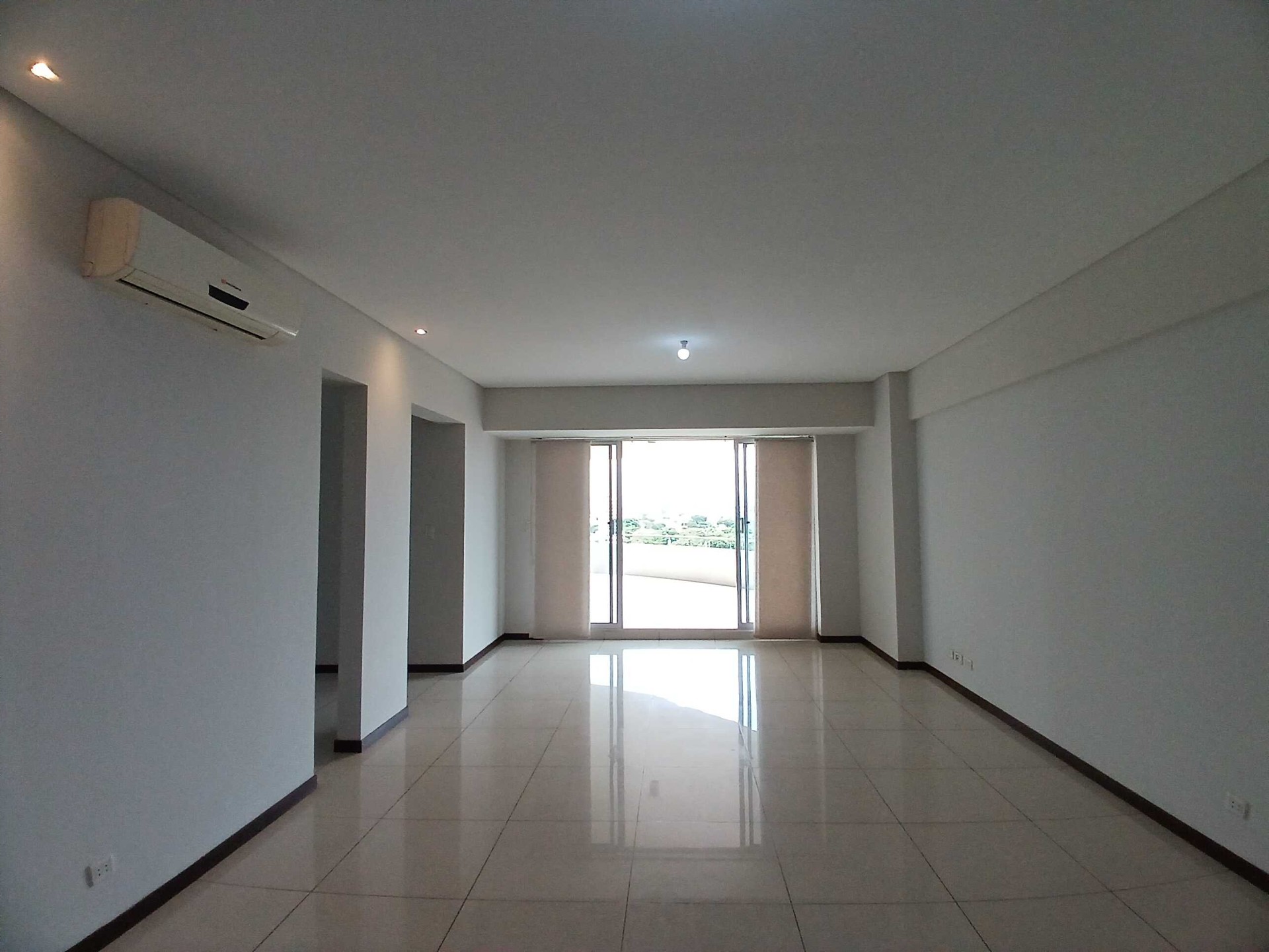 Departamento en AlquilerCOND. CURUPAU SOBRE AV. PARAGUA CASI 2º ANILLO 4 dormitorios 4 baños 1 parqueos Foto 17