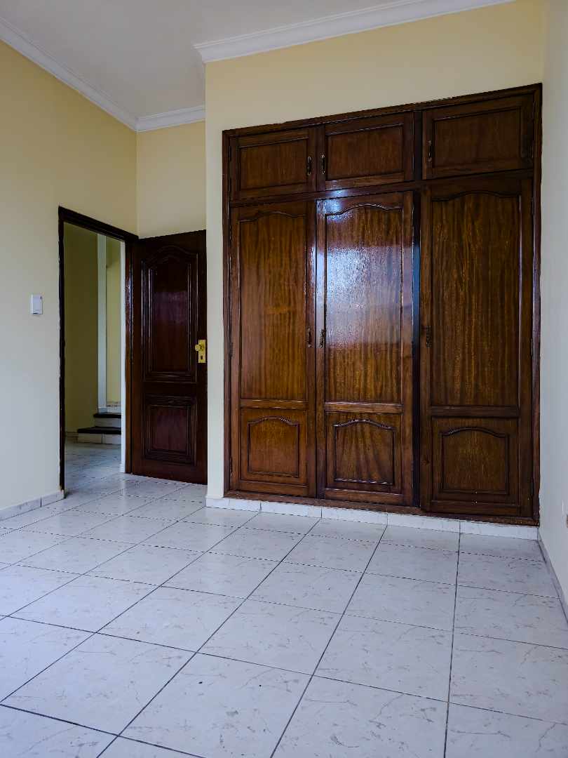 Casa en Entre 1er y 2do anillo Norte en Santa Cruz de la Sierra 4 dormitorios 4 baños 3 parqueos Foto 12