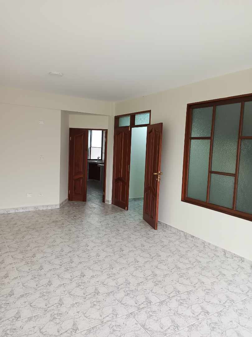 Departamento en Entre 1er y 2do anillo Norte en Santa Cruz de la Sierra 3 dormitorios 2 baños 1 parqueos Foto 3