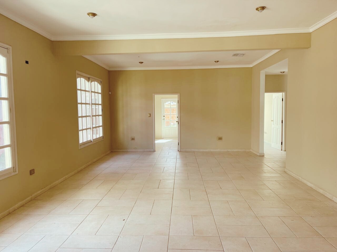 Casa en VentaAmplia y Hermosa casa de Una planta -  Zona Norte entre 6to y 7mo Anillo Foto 3