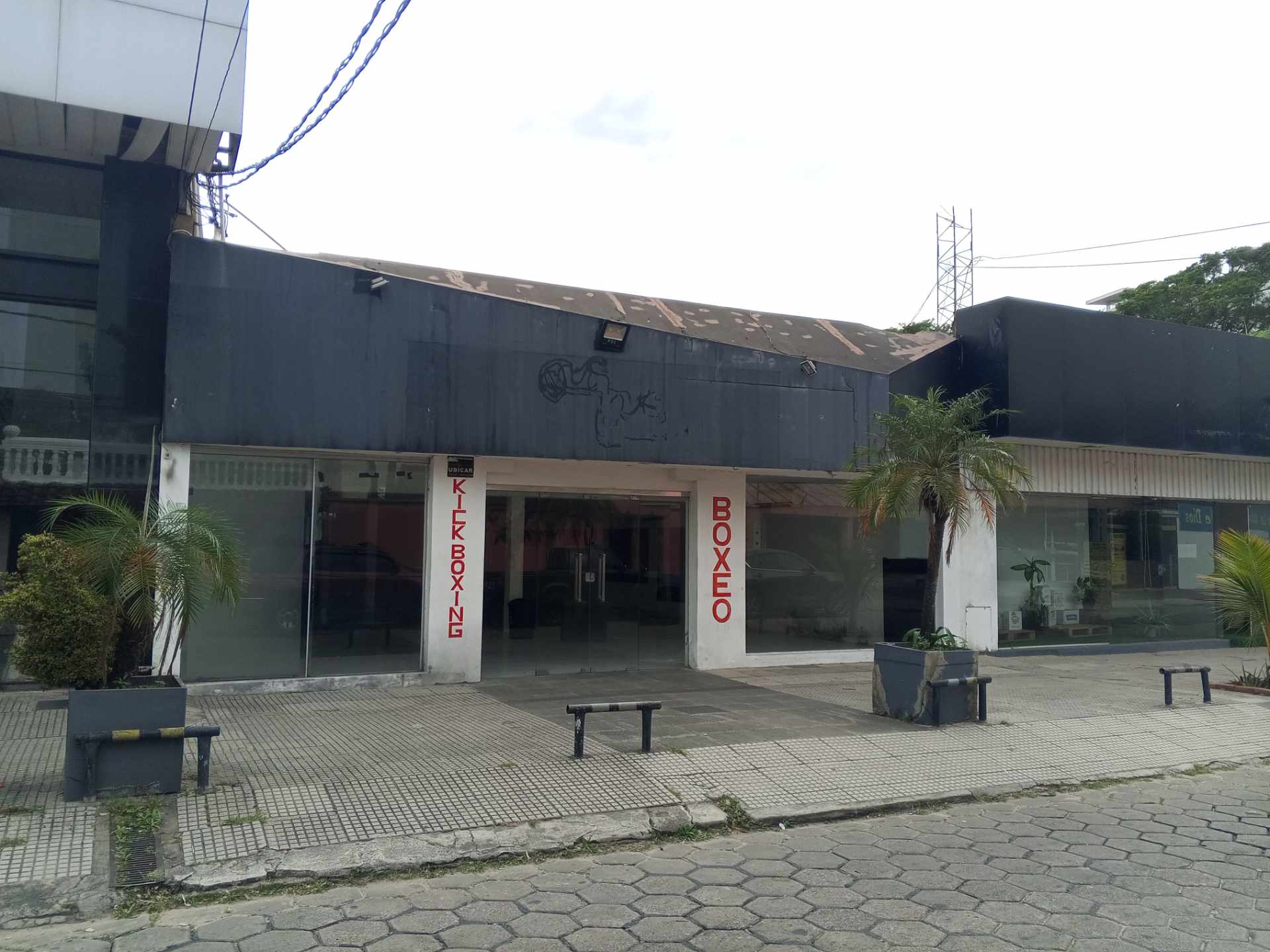 Local comercial en Entre 1er y 2do anillo Norte en Santa Cruz de la Sierra  2 baños  Foto 1