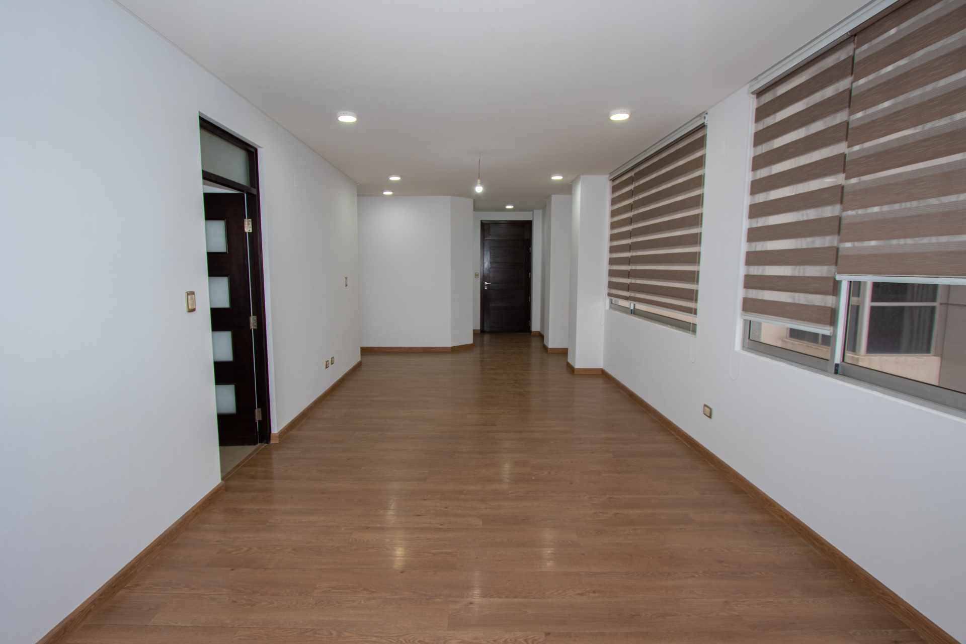 Departamento en VentaEdificio Versalles, Calle Miguel Aguirre - Zona Queru Queru 3 dormitorios 2 baños 2 parqueos Foto 3