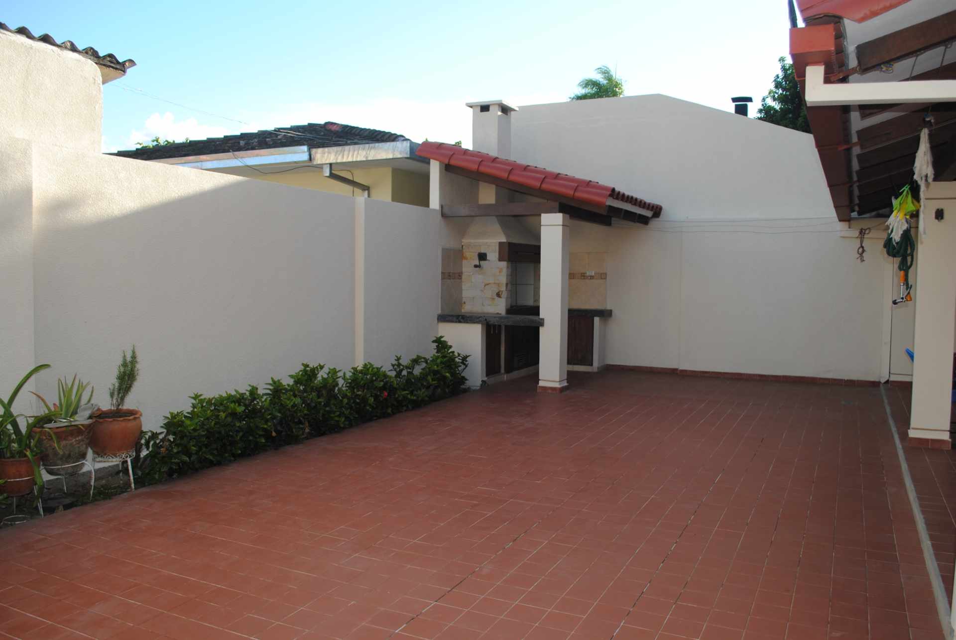 Casa en Entre 2do y 3er anillo Oeste en Santa Cruz de la Sierra 3 dormitorios 4 baños 2 parqueos Foto 4