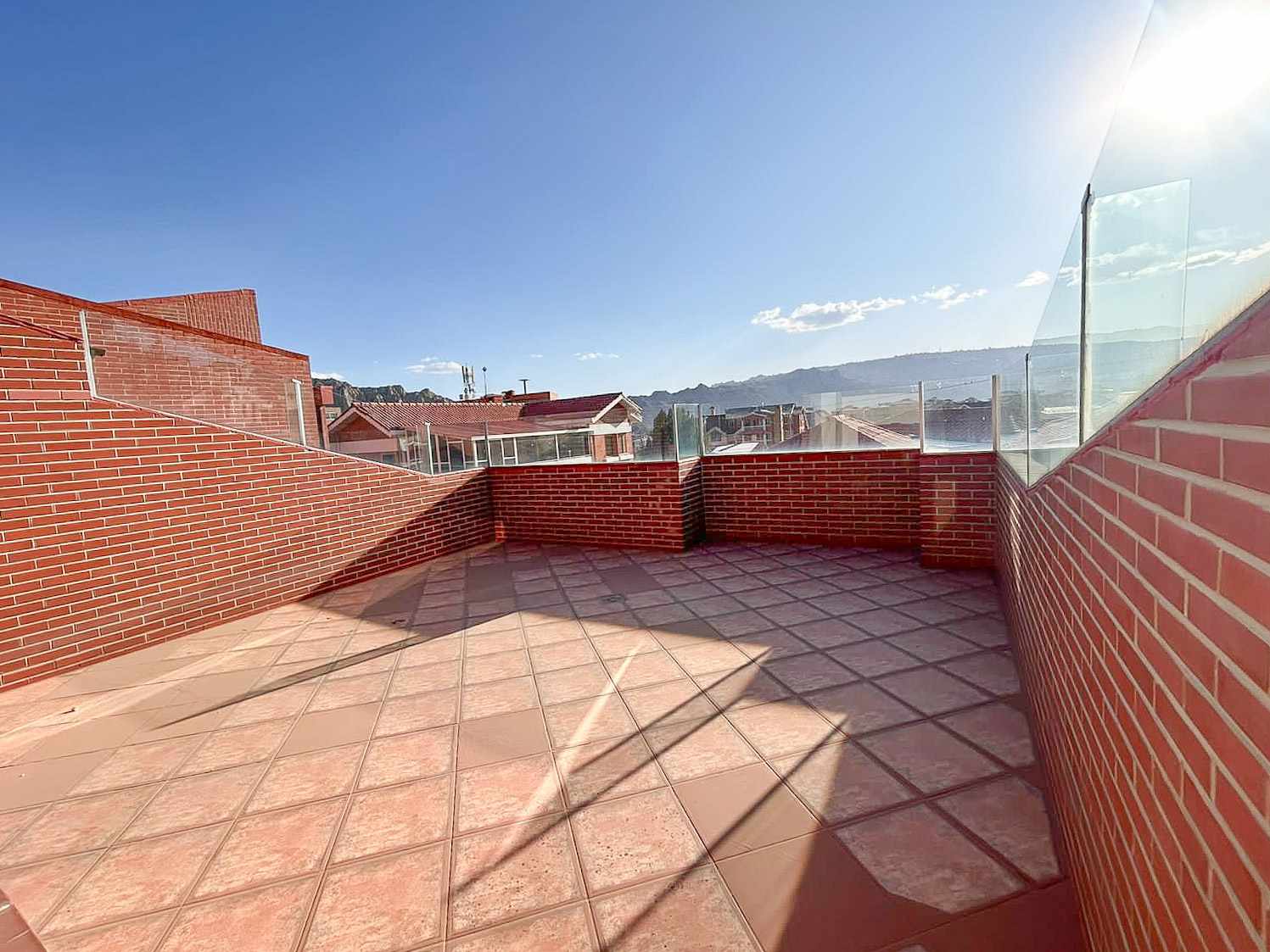 Departamento en AlquilerPENTHOUSE DE 3 DORMITORIOS EN ALQUILER CON TERRAZA PRIVADA EN LOS PINOS  3 dormitorios 4 baños 1 parqueos Foto 1