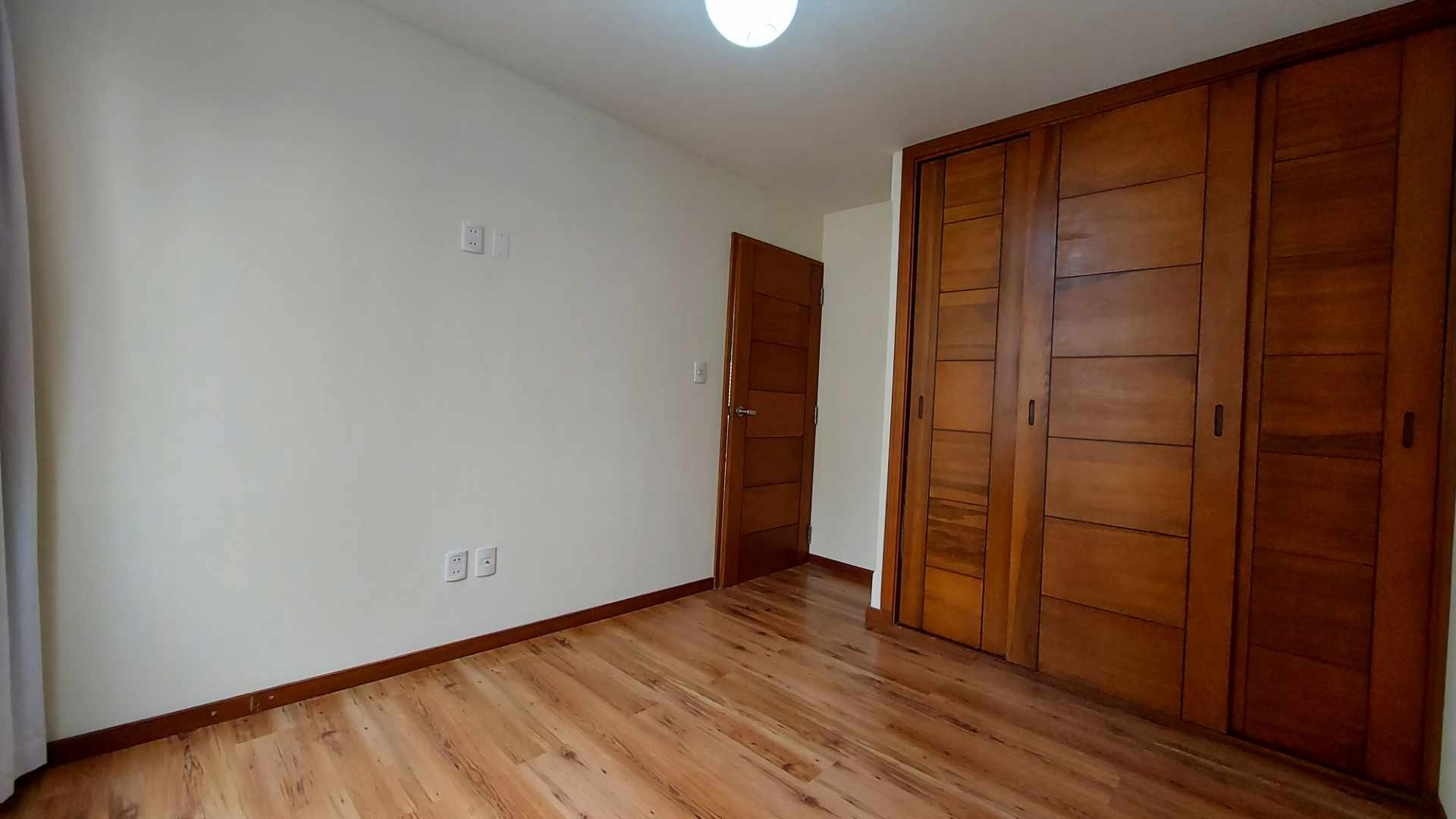 Departamento Av. 6 de Agosto, cerca a la Embajada Americana y Teleférico Celeste Foto 10