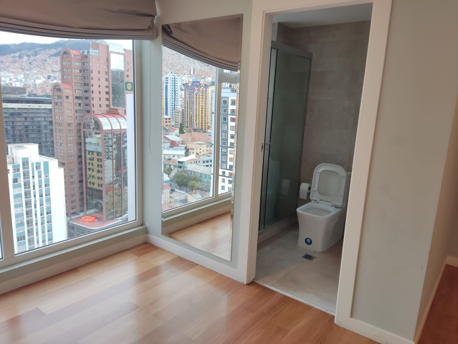 Departamento en AlquilerAv. 6 de agosto y esquina belisario salina, edif Carlos David Foto 22