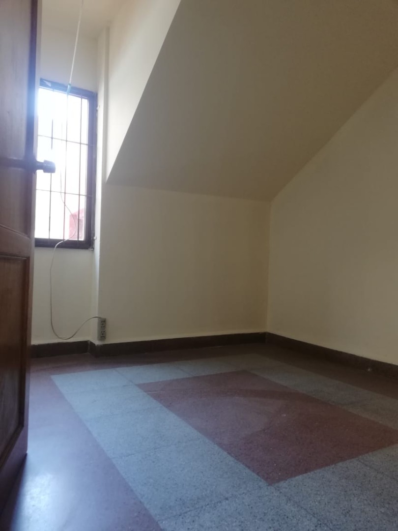 Local comercial en AlquilerCalle Sucre, entre Lanza y Antezana  1 baños  Foto 5