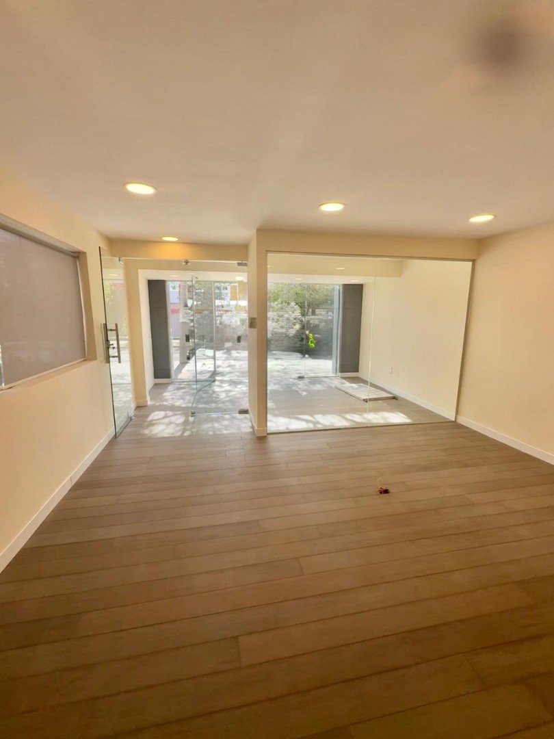 Oficina en AlquilerAlquiler Moderna Oficina con
 Local Comercial, Calacoto  4 dormitorios 1 baños 1 parqueos Foto 1