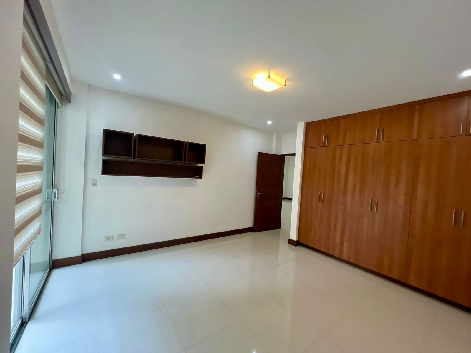 Departamento en VentaEn Venta Exclusivo Penthouse de 247 m2 en Condominio Tarumá 4 dormitorios 4 baños 2 parqueos Foto 14