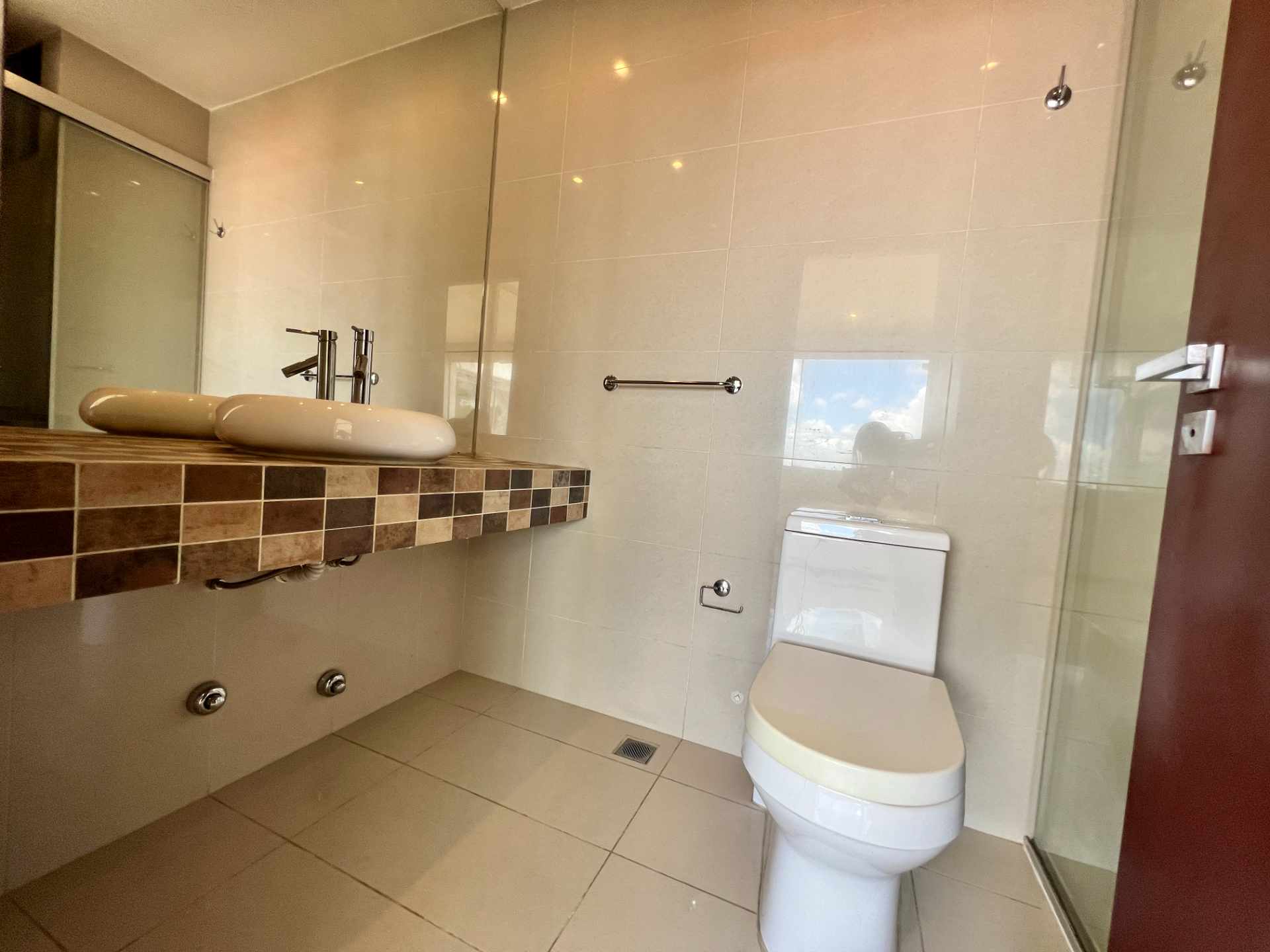 Departamento en AlquilerAv. Pirai 4° anillo 2 dormitorios 3 baños 1 parqueos Foto 4