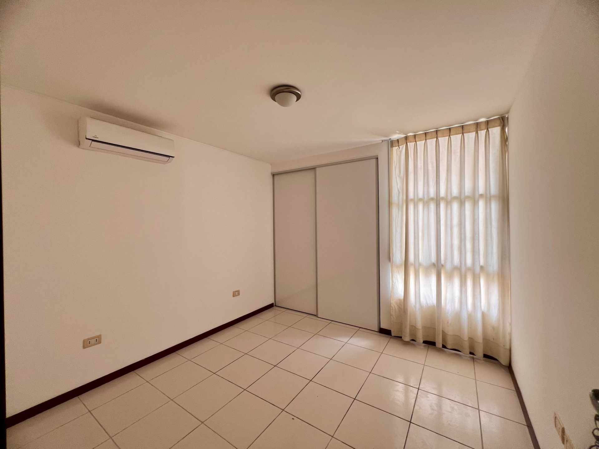 Casa en Entre 3er y 4to anillo Oeste en Santa Cruz de la Sierra 3 dormitorios 2 baños 2 parqueos Foto 3