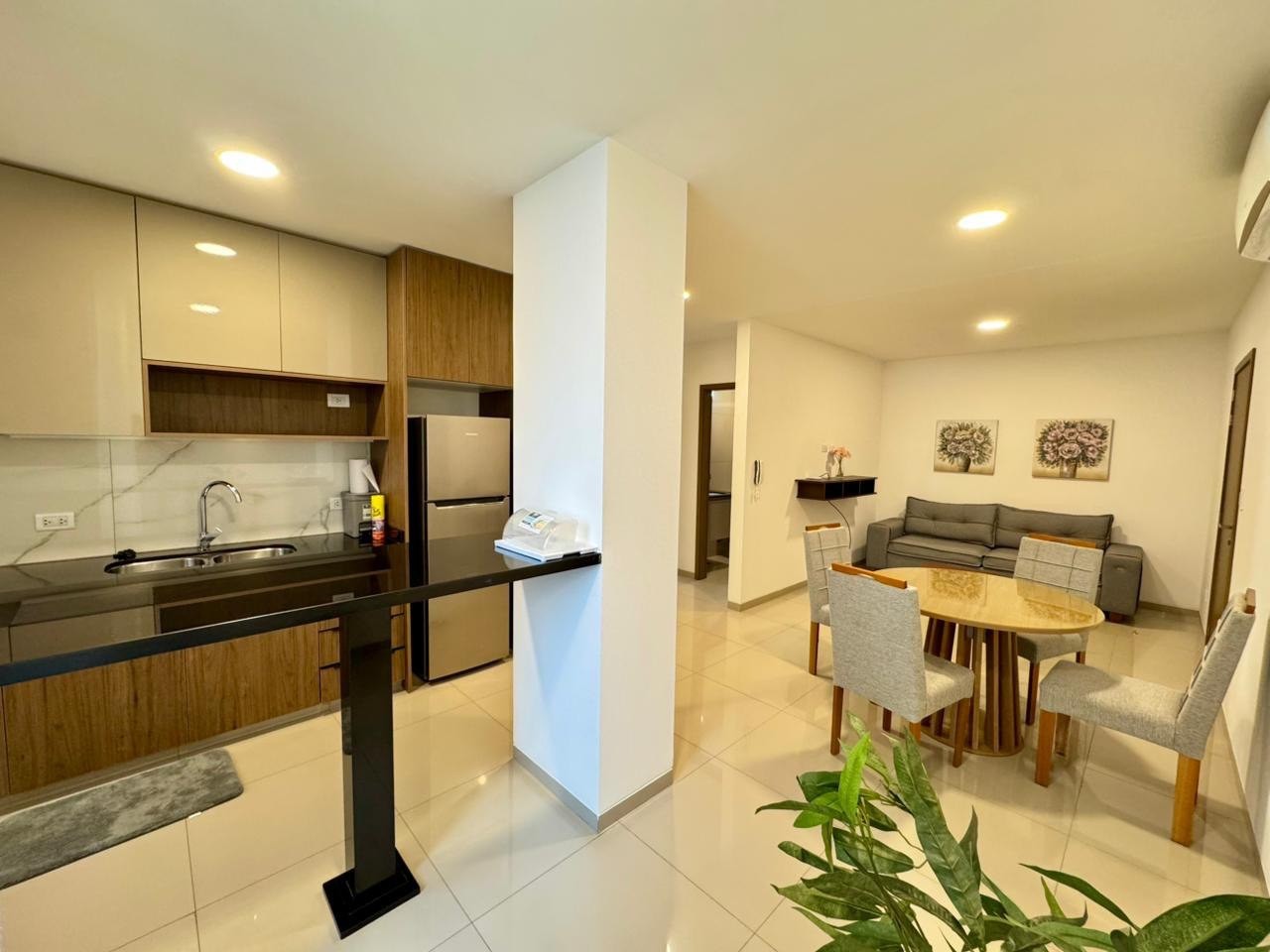 Departamento en Entre 2do y 3er anillo Oeste en Santa Cruz de la Sierra 2 dormitorios 2 baños  Foto 1