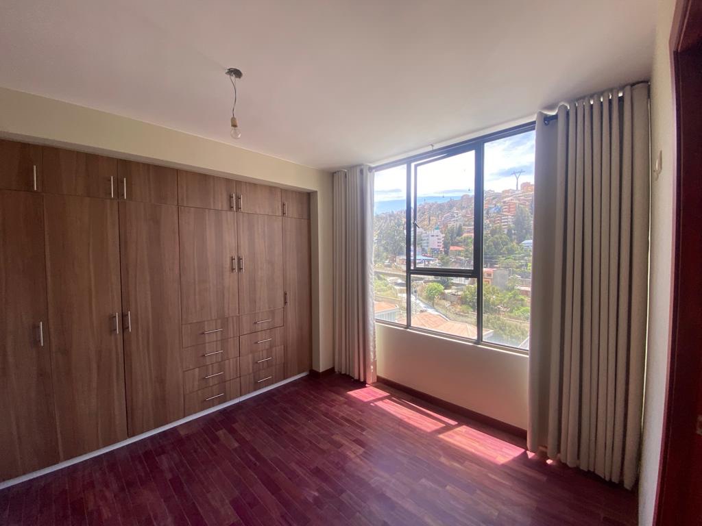 Departamento en VentaDEPARTAMENTO EN VENTA!! Obrajes avenida costanera a una cuadra del cementerio jardín  2 dormitorios 2 baños 1 parqueos Foto 32