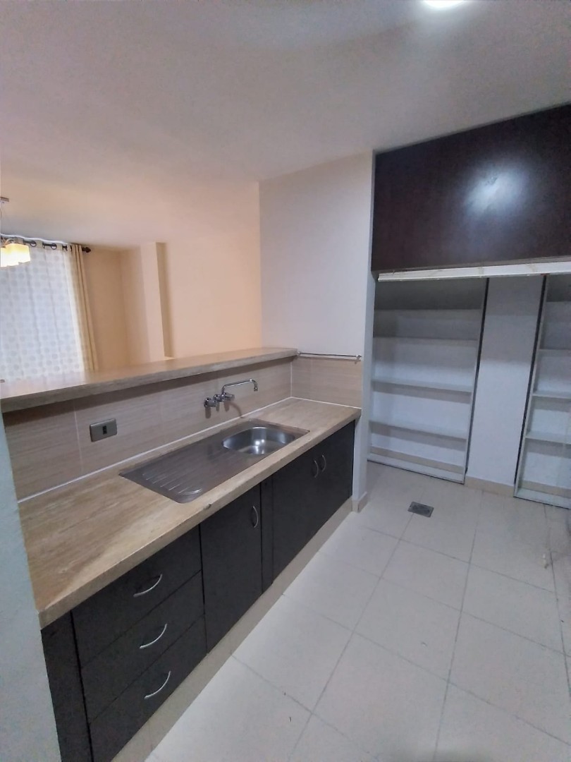 Departamento en VentaEntre Av. Santa Cruz y Gualberto Villaroel. Esquina Oscar Alfaro y Elena Rendon s/n  Foto 2