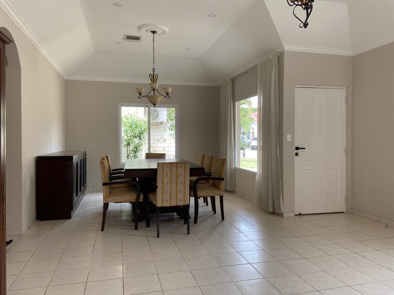 Casa en Entre 4to y 5to anillo Oeste en Santa Cruz de la Sierra 3 dormitorios 3 baños 2 parqueos Foto 3