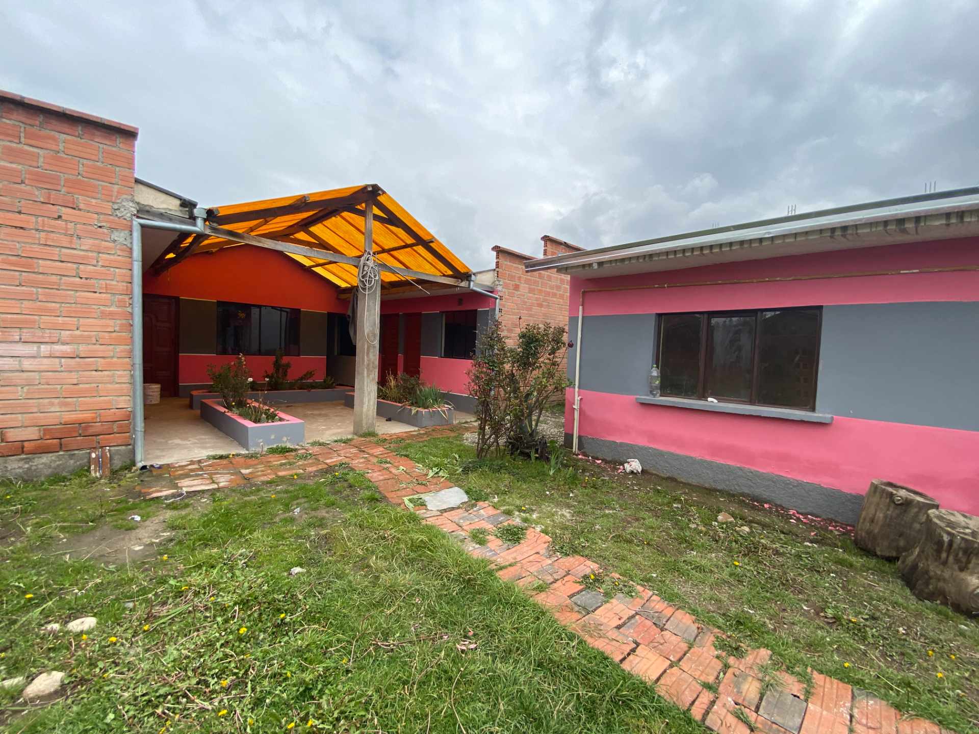 Casa en Cosmos 79 en El Alto 5 dormitorios 2 baños 2 parqueos Foto 3