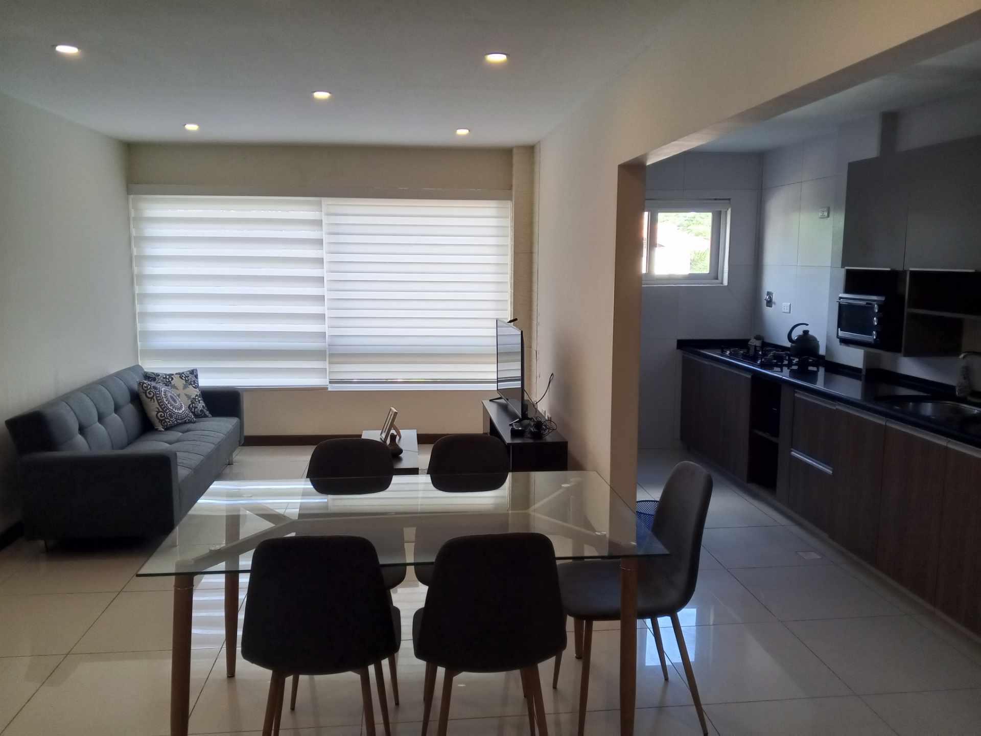 Departamento en Alquiler[CONDOMINIO AGUSTINA| EQUIPETROL NORTE] ALQUILER DEPARTAMENTO AMOBLADO DE 2 DORMITORIOS CON PARQUEO TECHADO. Foto 2
