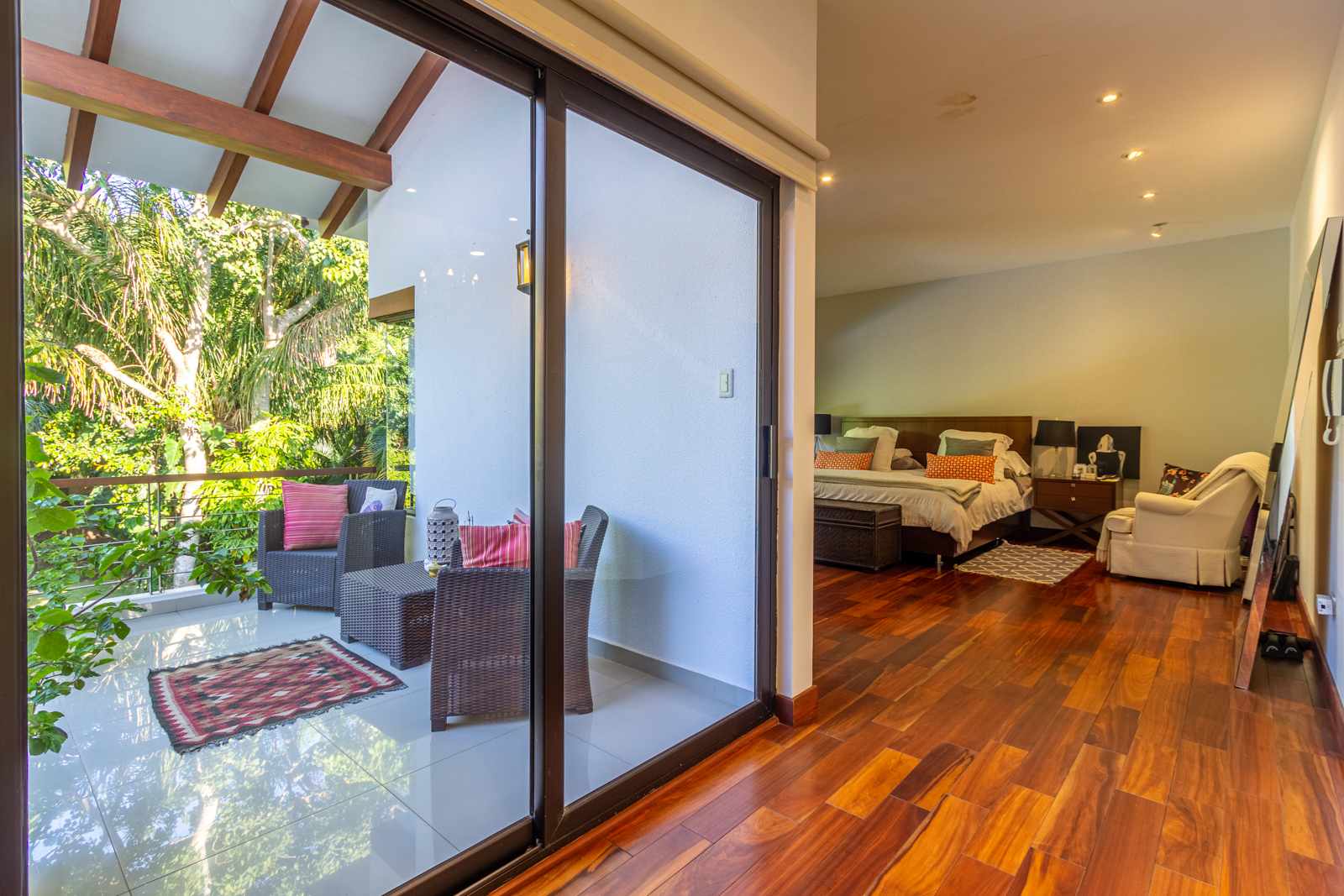 Casa en VentaCond. La Floresta Av Piraí y 5to anillo Foto 4