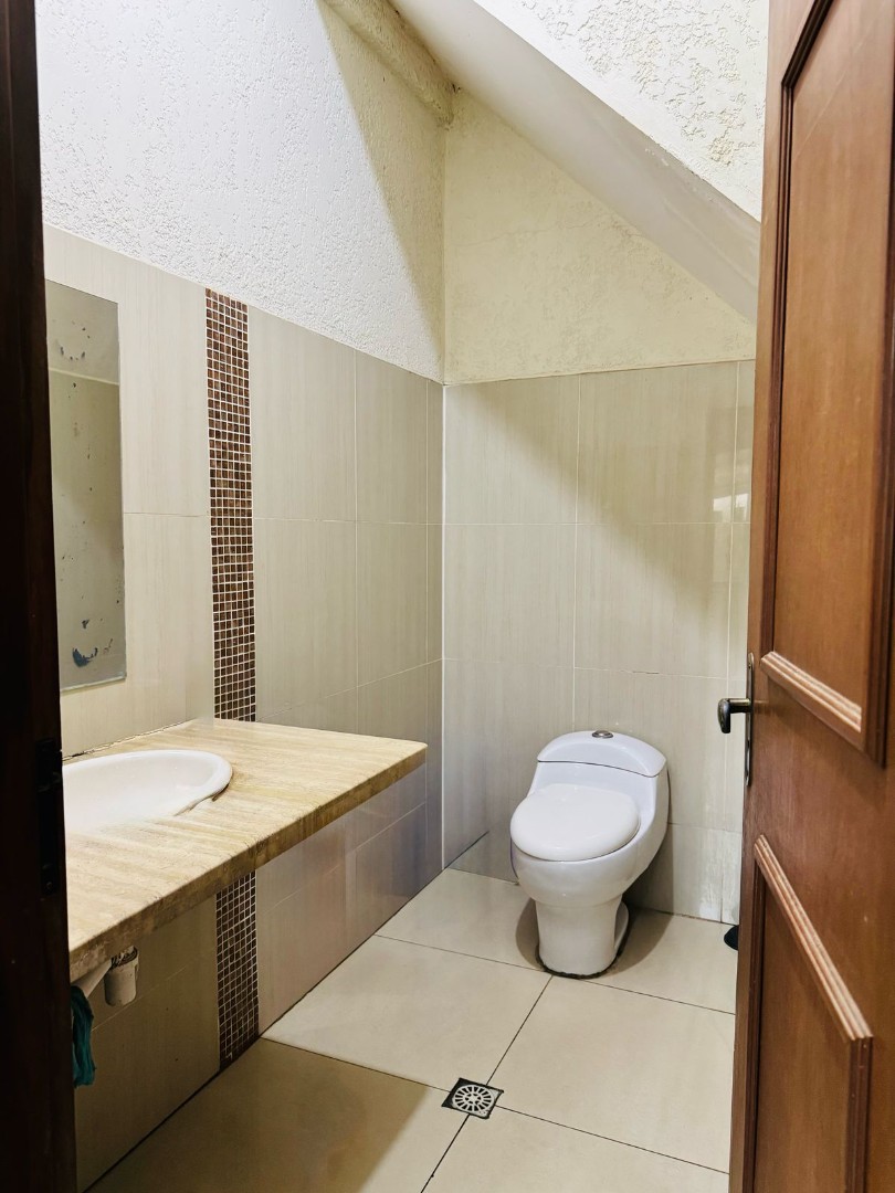 Casa en Entre 6to y 7mo anillo Oeste en Santa Cruz de la Sierra 7 dormitorios 4 baños 4 parqueos Foto 4