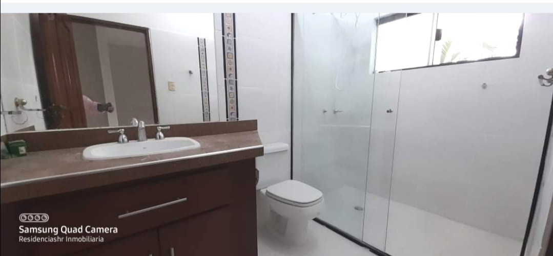 Casa EN VENTA 345. 300 $ o ALQUILER 1500$us
Av. Centenario 3 y 4 anillo. 
Linda Casa Amplia, Cómoda y Céntrica. 
Cerca de Universidades y Colegios.  Foto 6