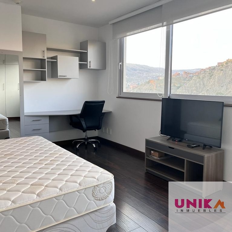 Departamento en Alquiler🏢 LUJOSO DEPARTAMENTO CON TODAS LAS COMODIDADES EQUIPADO Y AMOBLADO Y HERMOSAS VISTAS EN ALQUILER, CALACOTO. Foto 10