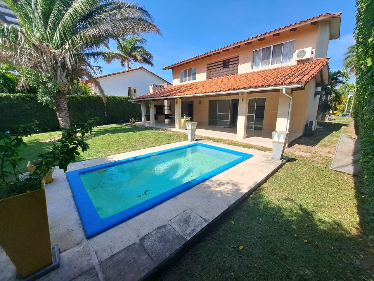 Casa en Urubó en Santa Cruz de la Sierra 5 dormitorios 5 baños 2 parqueos Foto 1