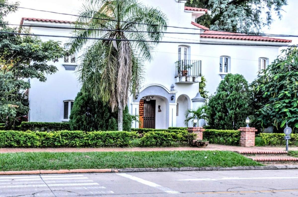 Casa en Urubó en Santa Cruz de la Sierra 5 dormitorios 4 baños 3 parqueos Foto 1