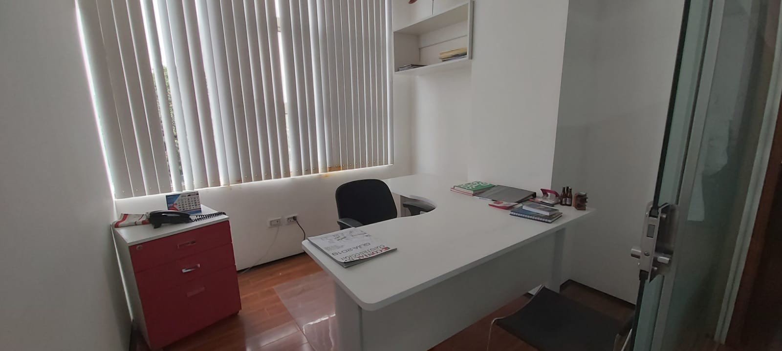 Oficina en AlquilerEDIFICIO SPAZIO, se encuentra en la zona Norte, por  la Av. Beni entre el 2do y 3er. anillo. 5 dormitorios 2 baños  Foto 11