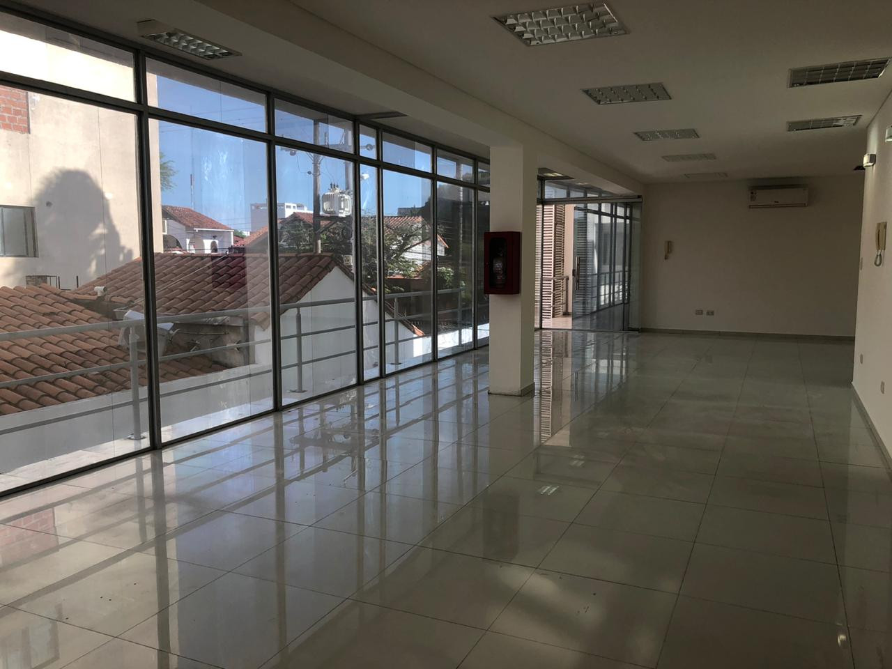 Oficina en AlquilerCalle Moldes 740 entre calle Oruro y Av. Viedma 8 dormitorios 6 baños 3 parqueos Foto 7