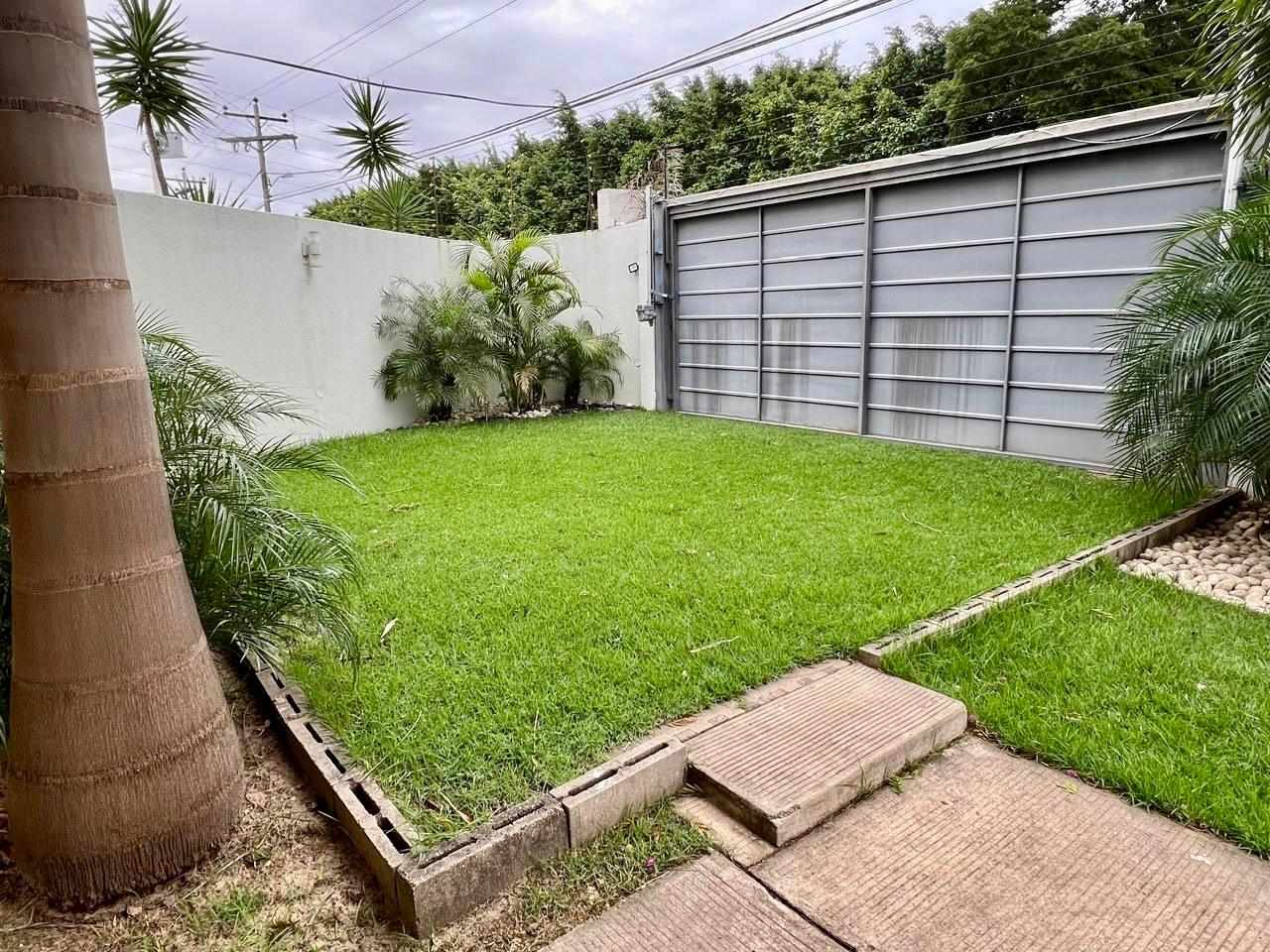 Casa En Venta de Ocasión Hermosa Casa en Condominio Las Palmas II Foto 4