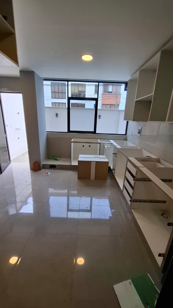 Departamento en VentaCalle 29 de Achumani 
Cerca de la Av. Principal 
 3 dormitorios 3 baños  Foto 5