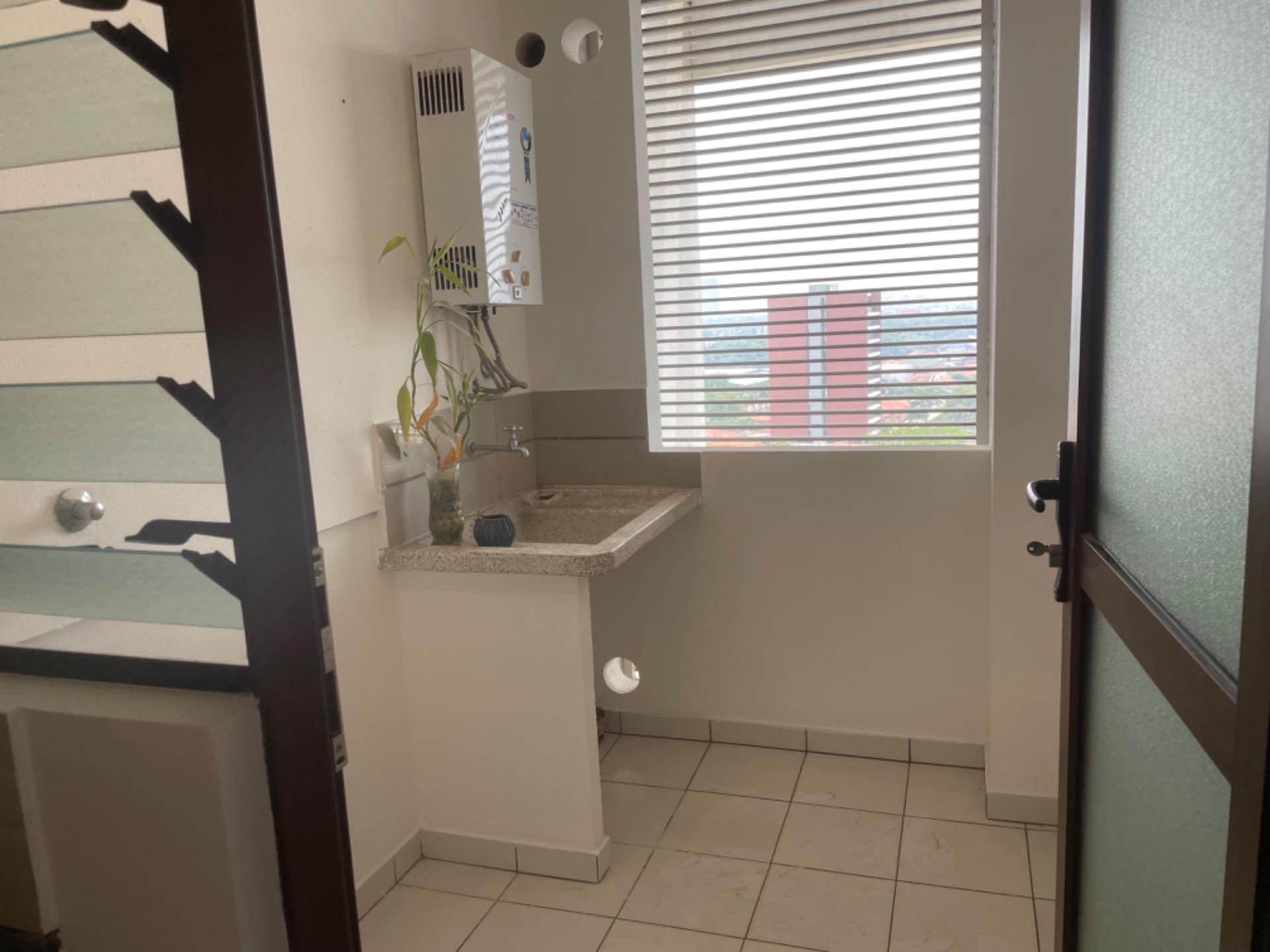 Departamento en Entre 2do y 3er anillo Norte en Santa Cruz de la Sierra 2 dormitorios 2 baños 1 parqueos Foto 7