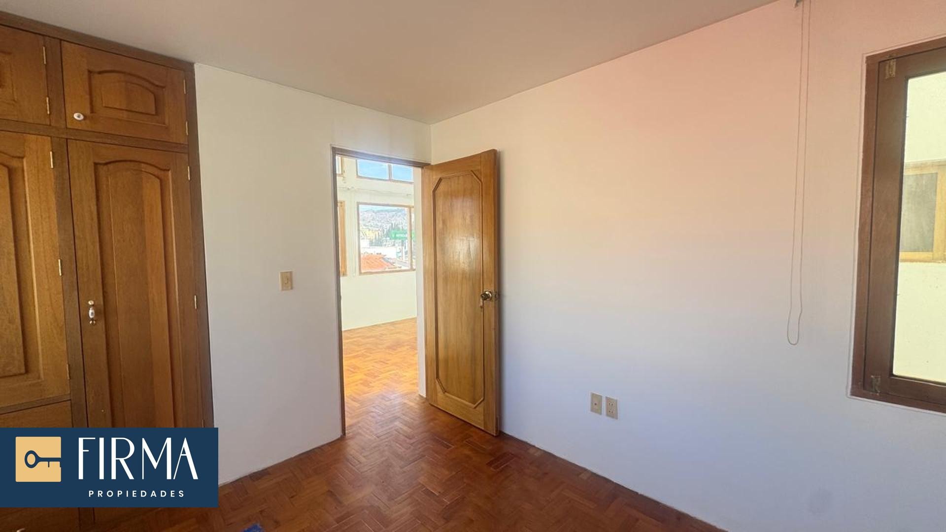 Casa en Achumani en La Paz 6 dormitorios 4 baños 2 parqueos Foto 13