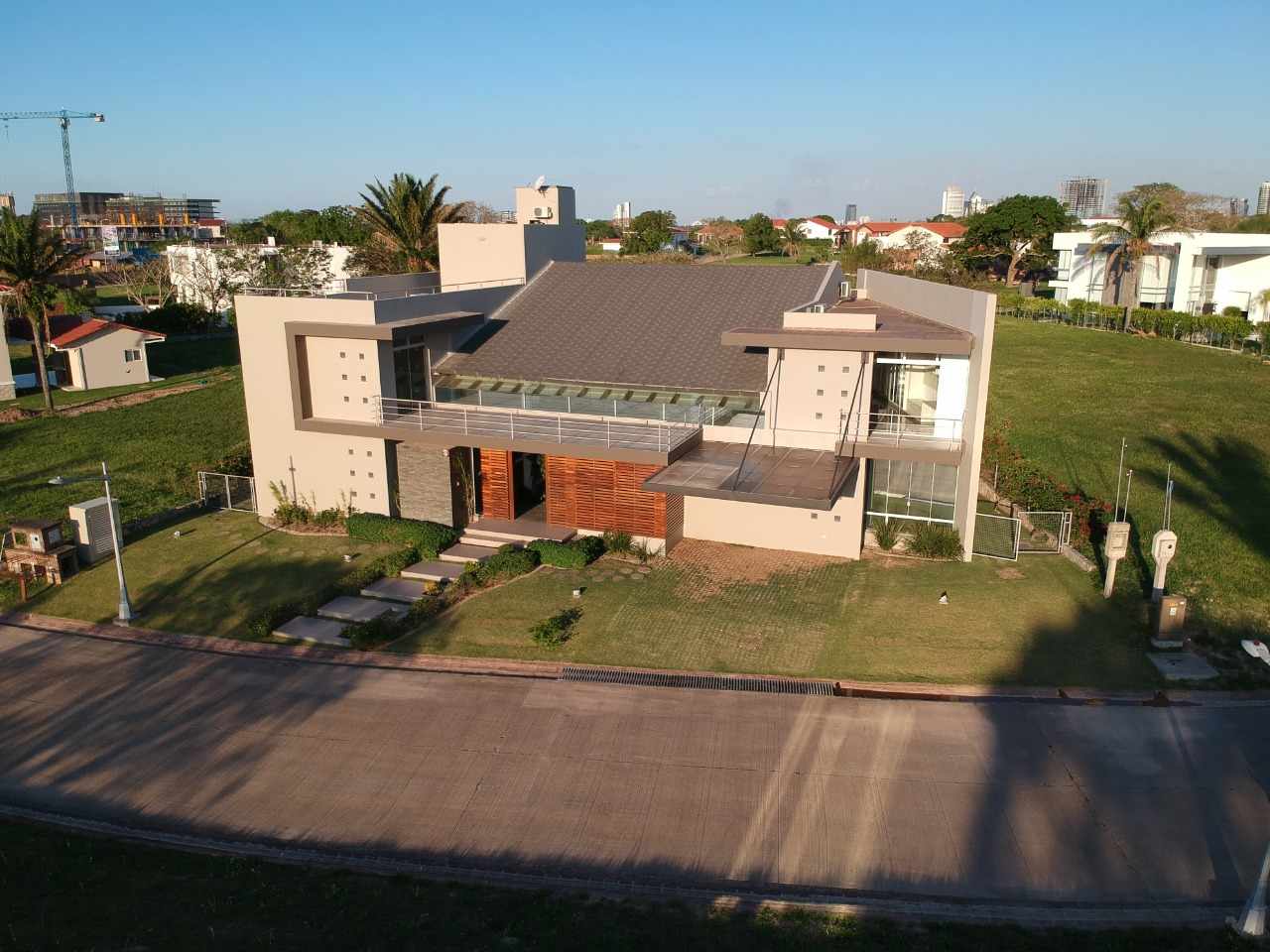 Casa en Urubó en Santa Cruz de la Sierra 5 dormitorios 5 baños 2 parqueos Foto 6