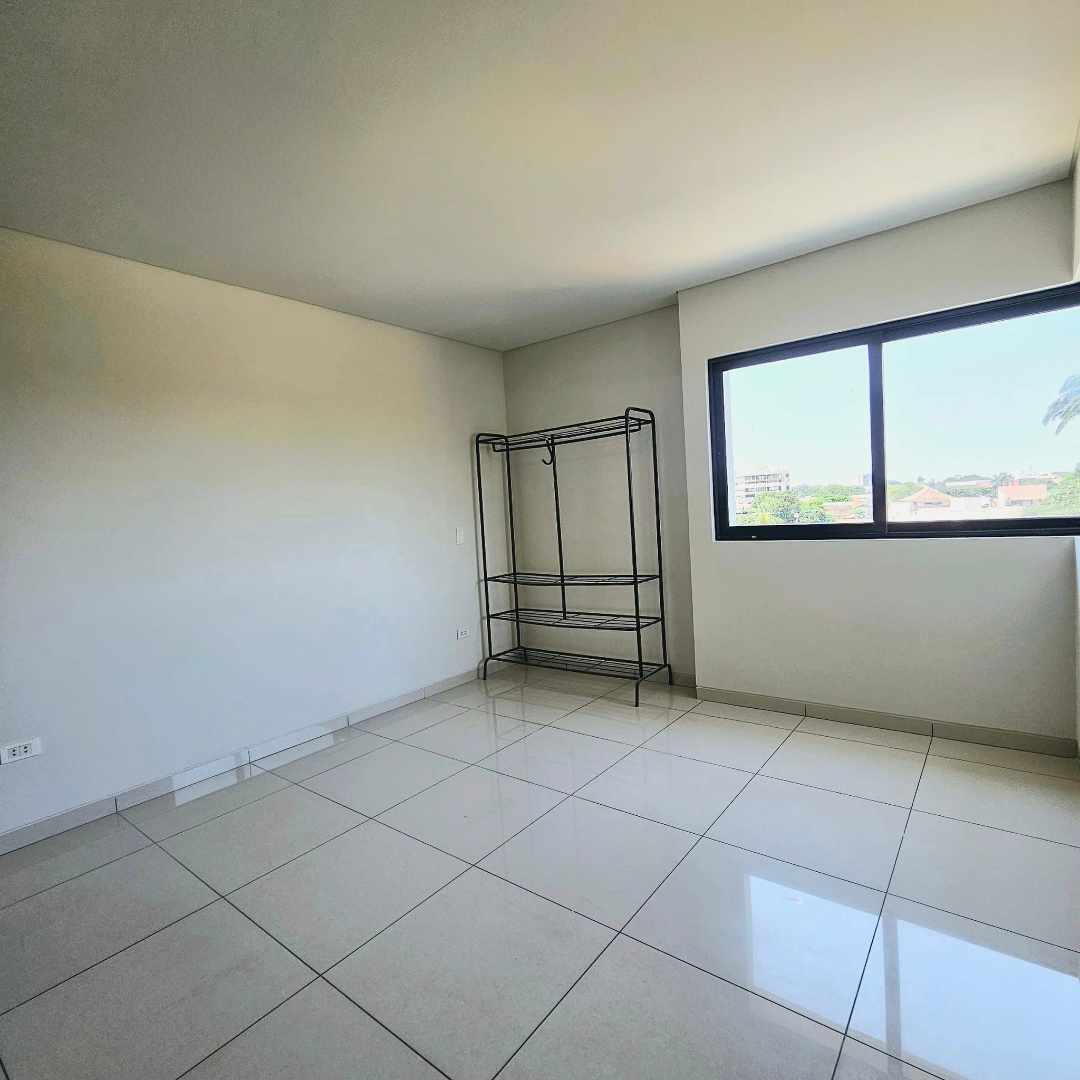 Departamento en AlquilerAV. 1er ANILLO, FRENTE AL PARQUE URBANO Foto 3
